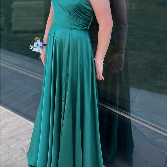 Formal green dress. Dave & Johnny Sz 6. Excellent condition. - Picture 3 of 4